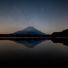 富士山に登る天の川