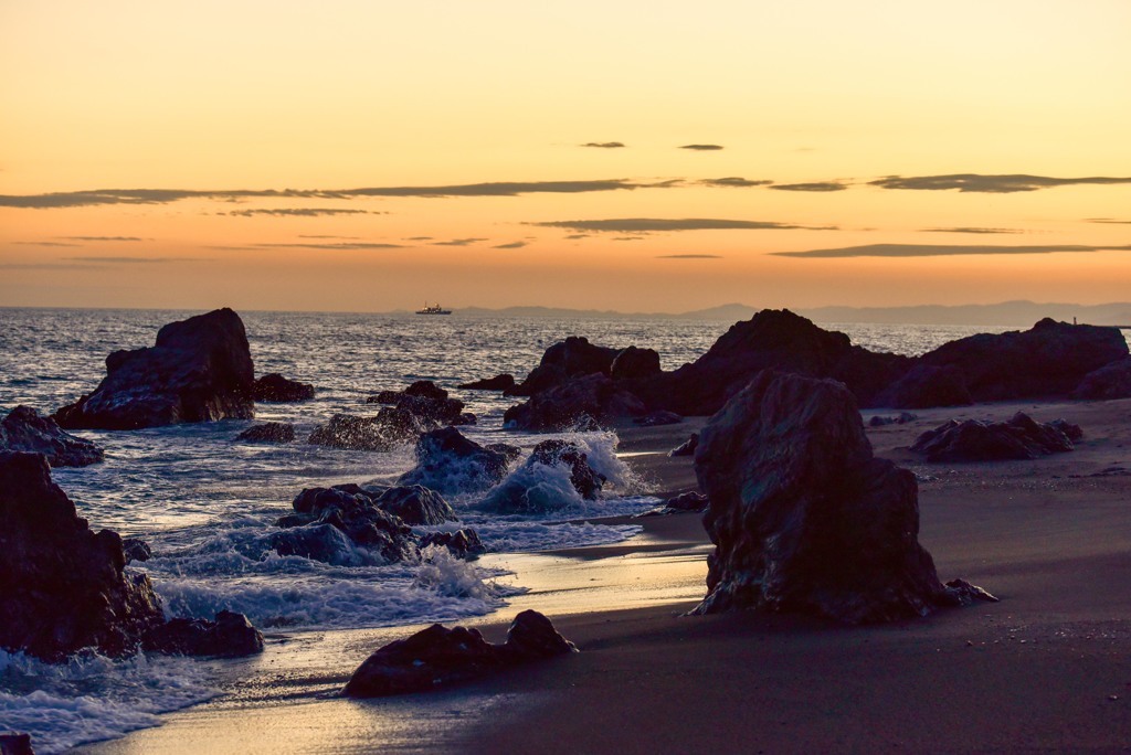 夕暮れの海辺