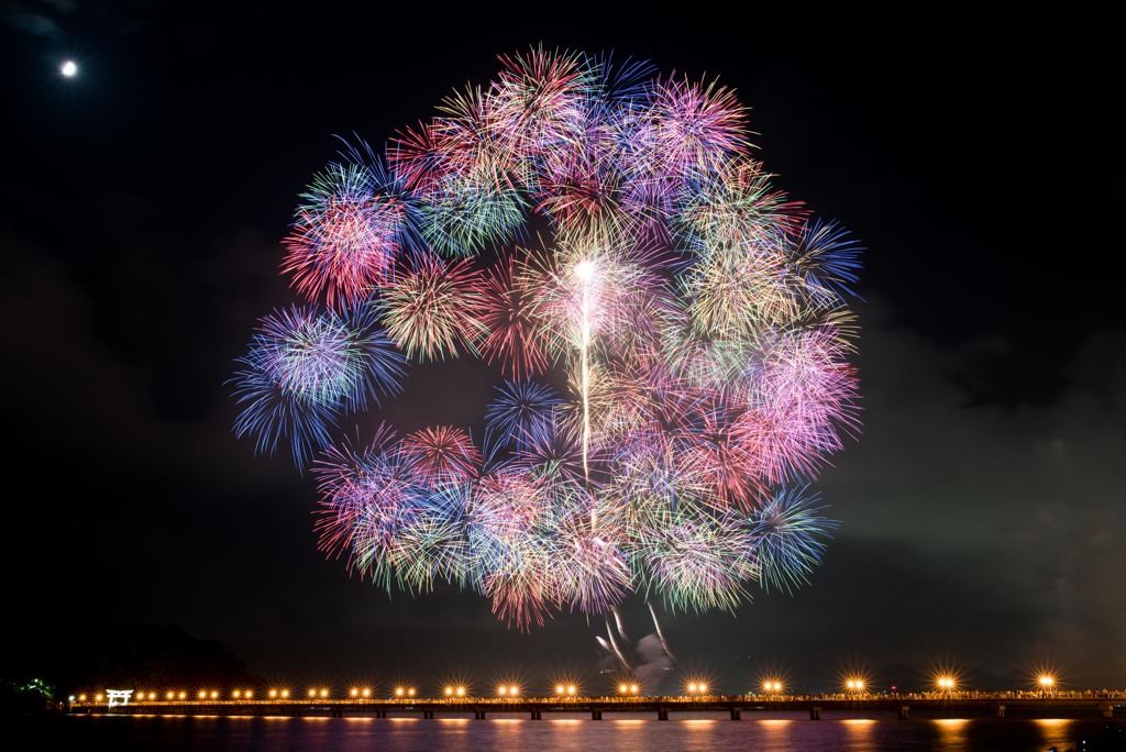 月と打上げ花火