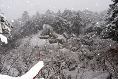 奇岩の雪景色