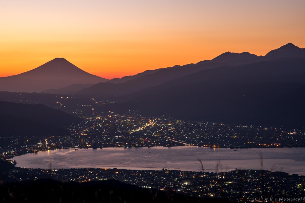 夜明けの富士を見る