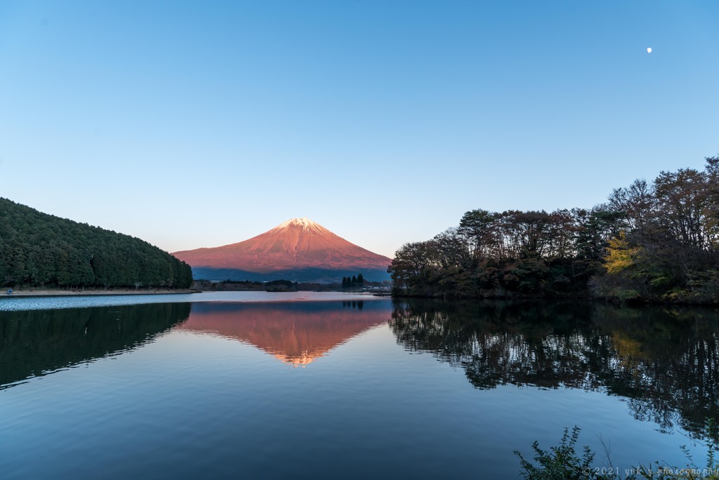 日暮れの湖畔