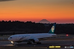 夕暮れ時ひょっこり姿をみせる富士山