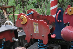 こわれた遊具