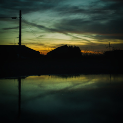 水たまりに夕日
