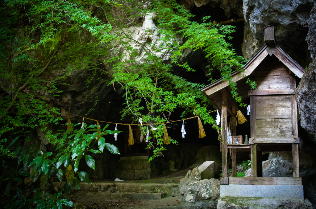 穴門山神社　御神窟