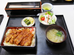 ソースかつ丼上税込み880円