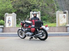 越前海岸の歌碑の前で