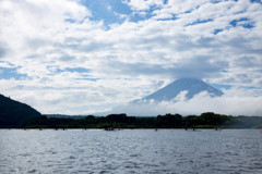 精進湖と富士山