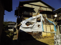 なぜか燃えている。