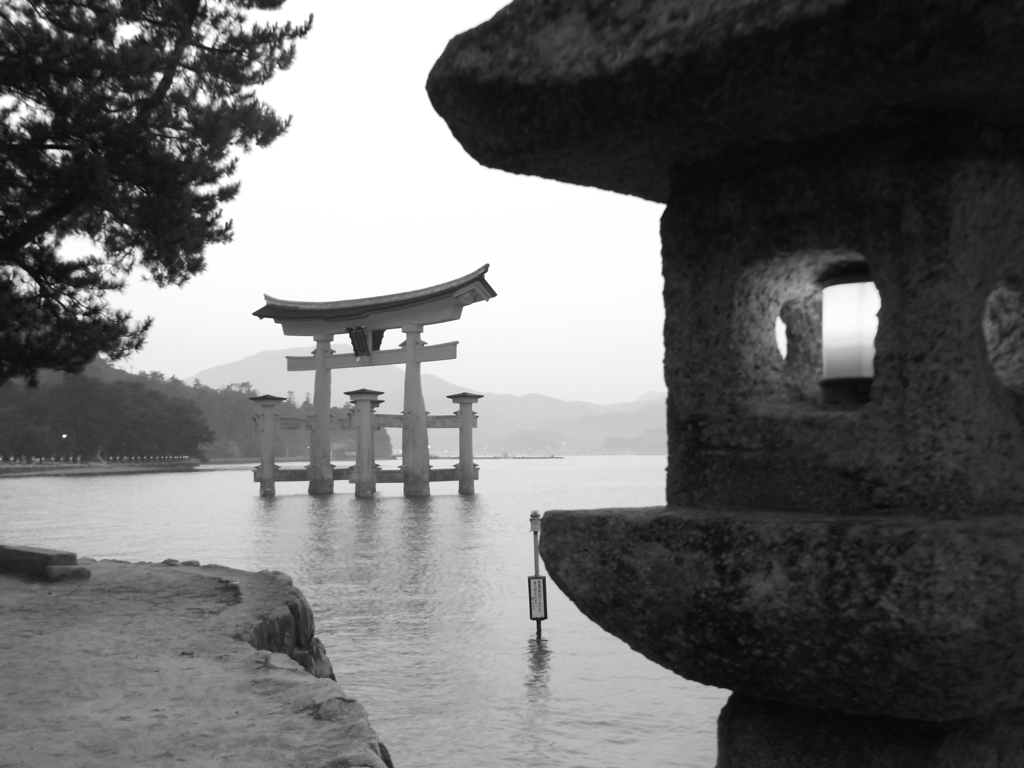 鳥居モノクロ