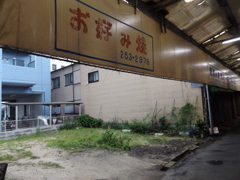 看板だけがむなしい