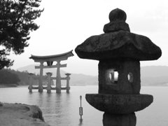 鳥居モノクロ　引いたバージョン