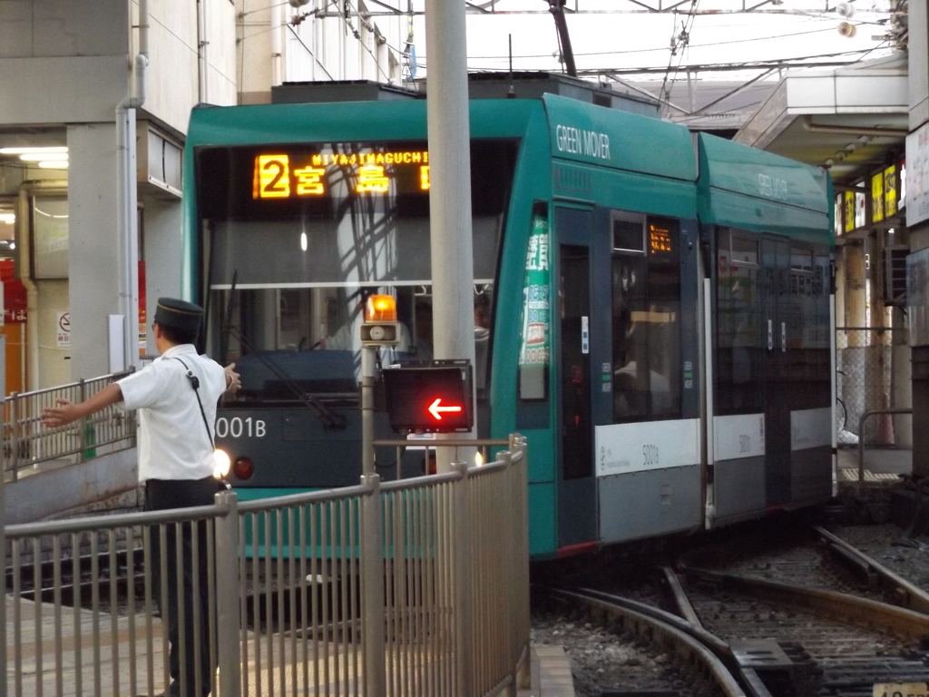 踏切がないから駅員さんががんばります！！