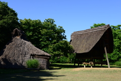 柄鏡形敷石住居と高床式倉庫