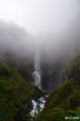 姿を現す雄大な流れ。