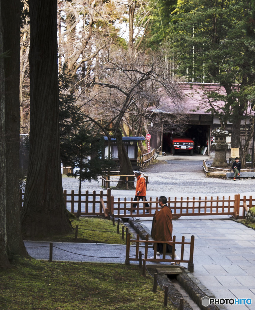 勤めを終えた僧侶