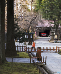 勤めを終えた僧侶