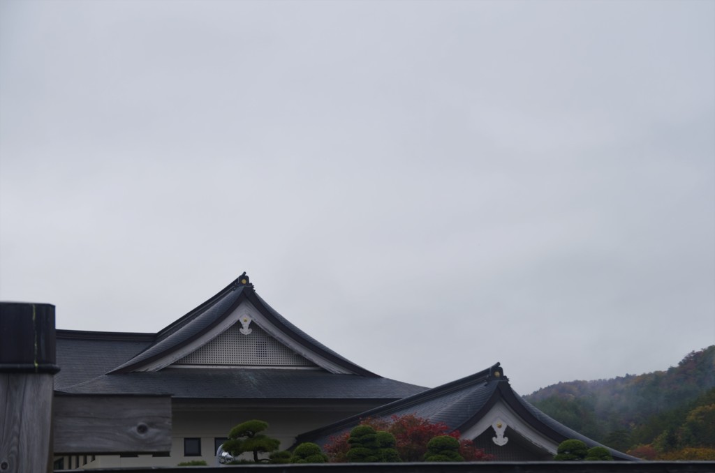 雨音が窓をたたく