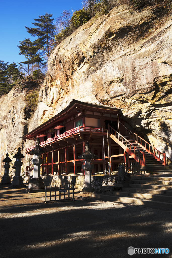 岩に食い込んだ建物
