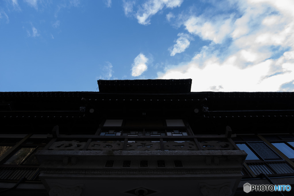 ふと我に返り空を見上げる。【一つの徳と共に】