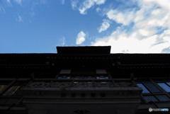 ふと我に返り空を見上げる。【一つの徳と共に】