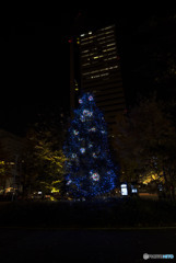 見上げてごらん夜のビルを