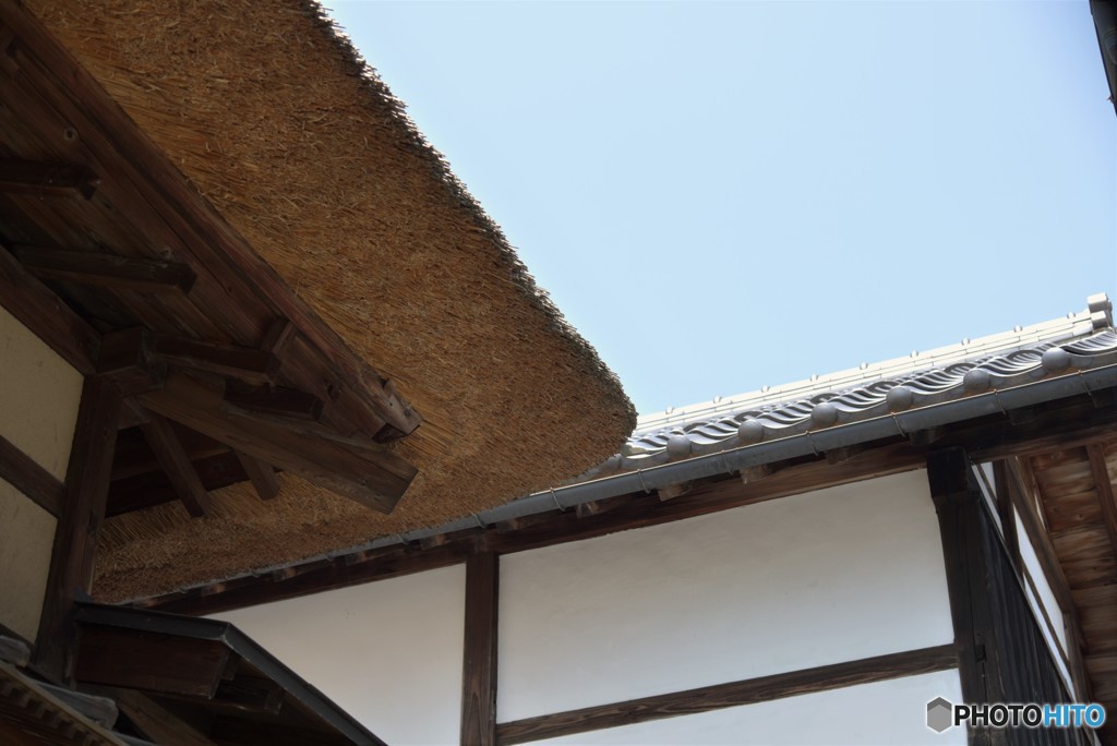 かやぶき屋根をのぞいて。