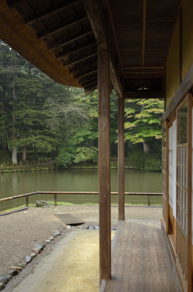 せかすように降り続く雨音