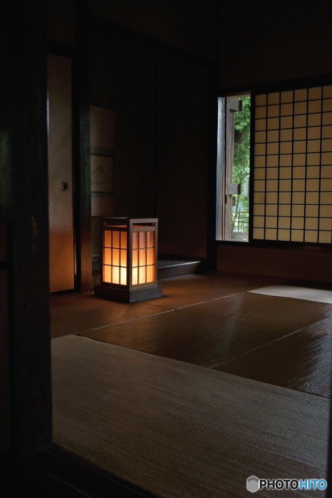畳が光る中間です。