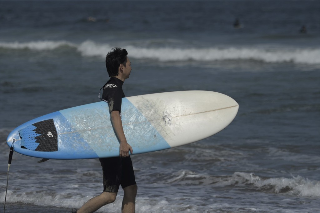 青い波が打ち寄せる