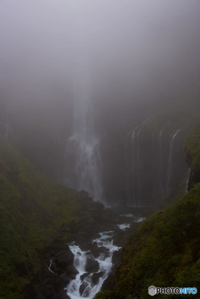 目の前が霞んで見えない。