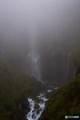 目の前が霞んで見えない。