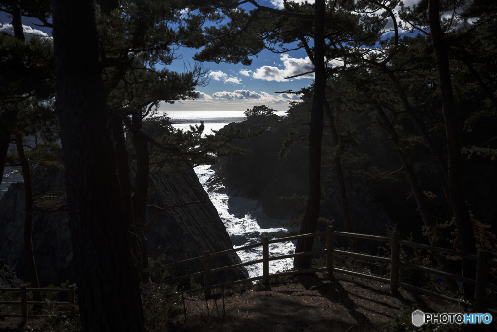 荒れる波と見守る空