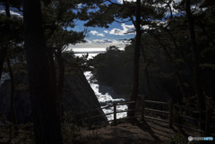 荒れる波と見守る空