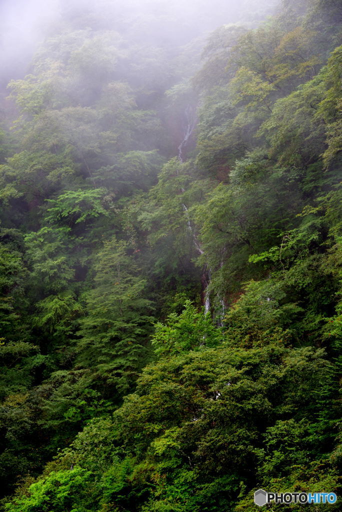 山間を眺める。