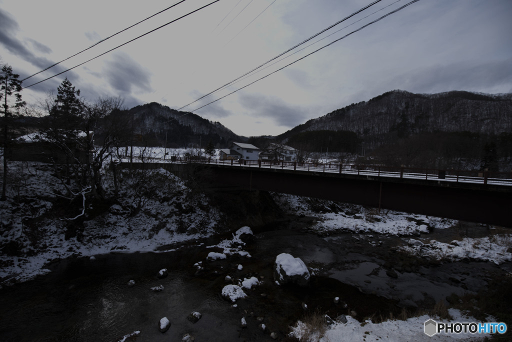 橋に寄り添えば すれ違いばかり 誰の心に君は眠るの?