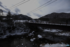 橋に寄り添えば すれ違いばかり 誰の心に君は眠るの?