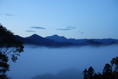 早朝の山