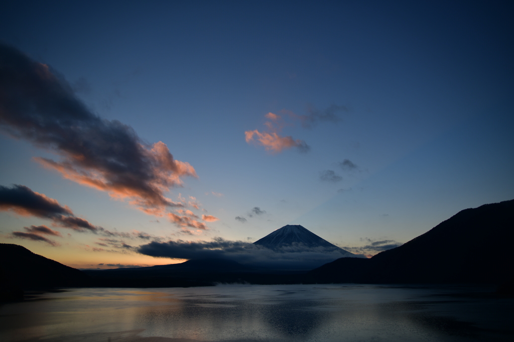 本栖湖夜明け前