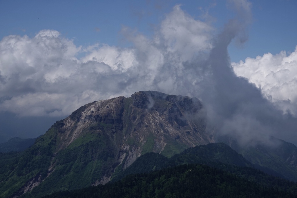 襲いかかる雲