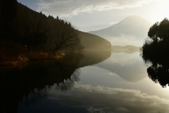 朝靄の田貫湖