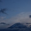 地上から覗く雲海の上の富士