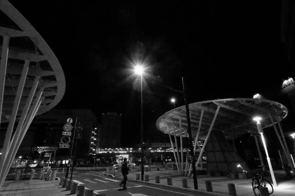 深夜の駅前