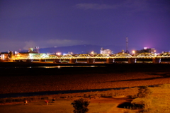 川向こうから眺める街の夜景