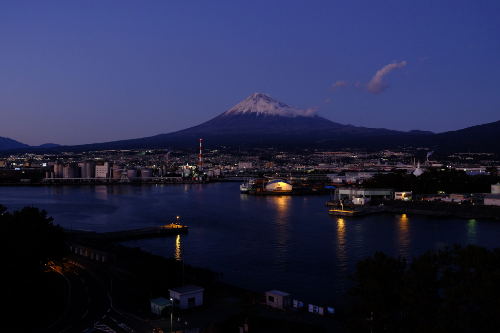 夕方の富士山と田子の浦