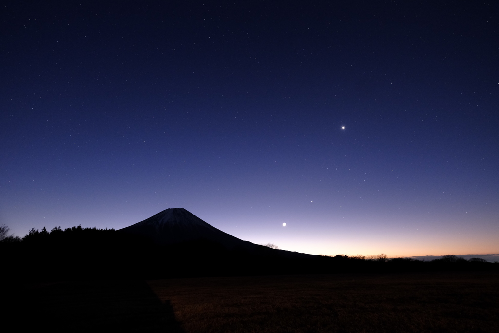 夜明け前の富士山と星