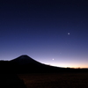 夜明け前の富士山と星