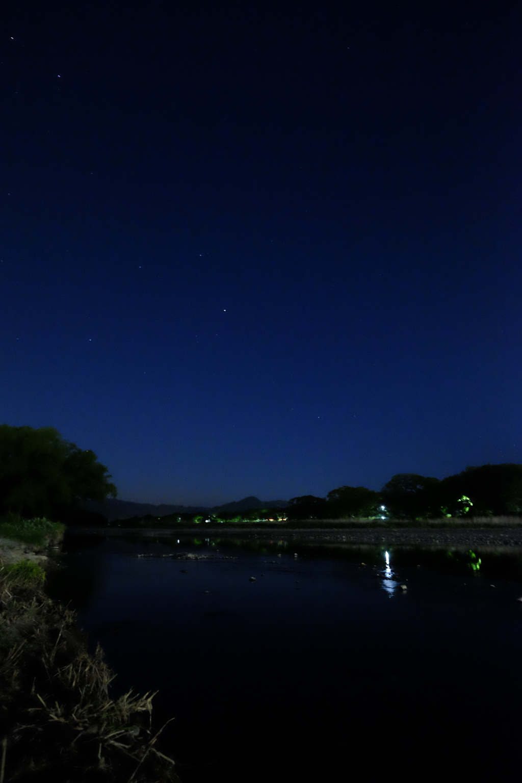 川と空の群青