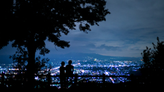 夜景に見とれるカップル